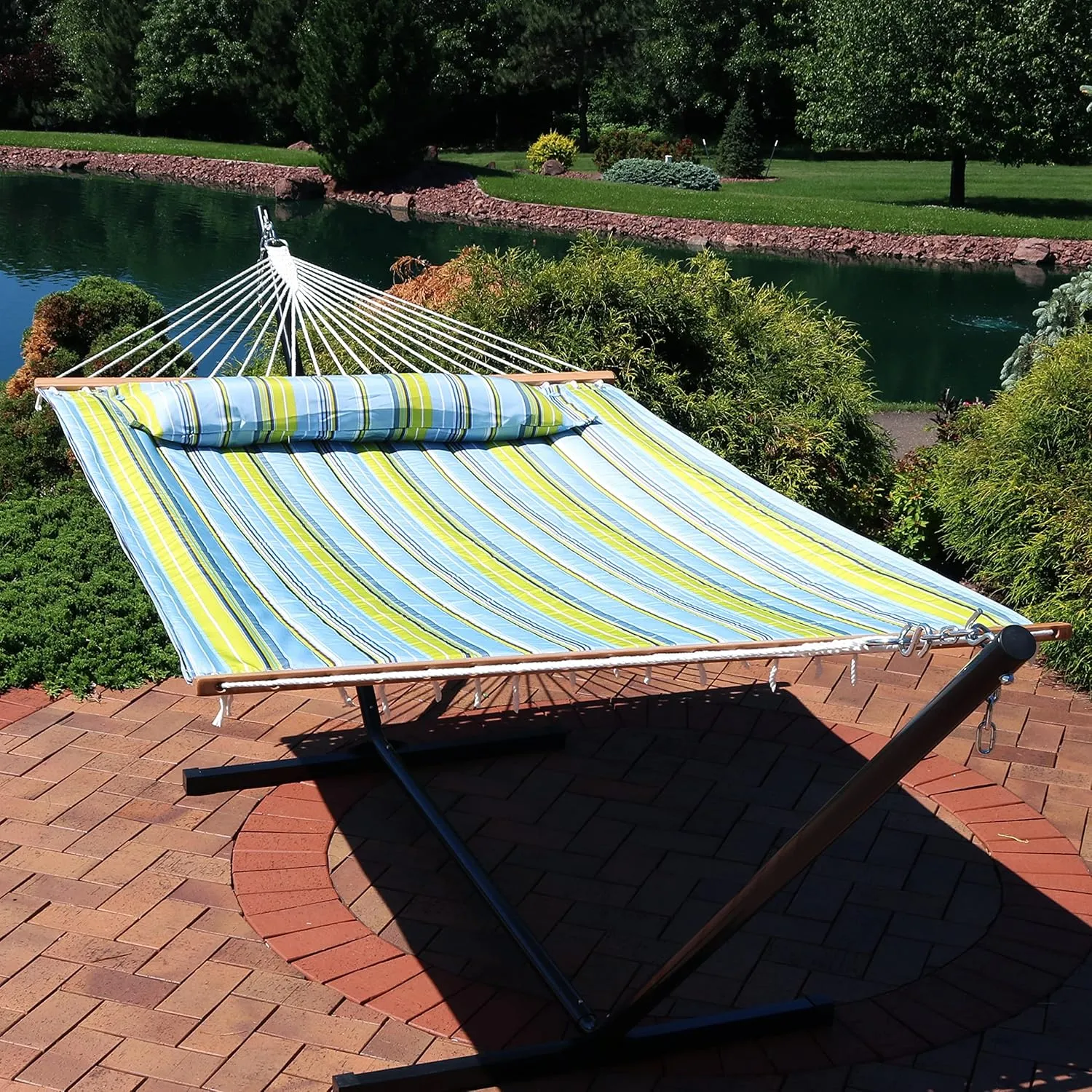 Sunnydaze Quilted Outdoor Hammock with Spreader Bars - Heavy-Duty 450-Pound Capacity Double Hammock for Outside - Blue and Green